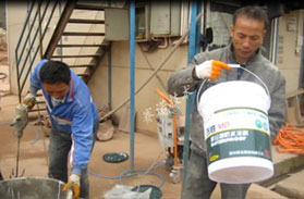 工人用改性MD聚合物防水涂料进行施工